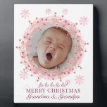Kerstfoto voor oma en opa fotoplaat<br><div class="desc">Verras oma en opa met deze unieke lieve baby foto vrijstaande plaquette van hun kleinkind, ingelijst binnen een kerstkrans vakantie thema grens. Roze en rode waterverf krans. Verwijder gewoon deze foto en upload uw eigen close-up gezicht, baby-foto. Het zal verschijnen in de krans. Zorg ervoor dat je alleen een close-up...</div>