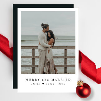 Kerstfoto voor pasgetrouwde stellen aan de kust feestdagenkaart