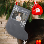 Kerstfotoalkboard — Snowflakes Kleine Kerstsok<br><div class="desc">Foto met naam en noodlijdende sneeuwvlokken. Gemakkelijk om de achtergrondkleur te veranderen.</div>