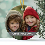Kerstfotojaar Moderne minimale grijze streep Keramisch Ornament<br><div class="desc">U kunt een favoriete afbeelding toevoegen en het jaar toevoegen zodat kunt u die datum door de jaren herinneren. Als je wilt dat dit een dubbelzijdig ornament is in plaats van eenzijdig, kopieer en plak je gegevens achterin het object. Als u uw afbeeldingen uploadt en zij niet passen, klik op...</div>