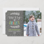 Kerstfotokaart voor Merry en Bright Chalkboard Feestdagenkaart<br><div class="desc">Verspreid uw feestdag naar uw familie en vrienden met een mooie, moderne Merry en heldere kerstkaart. Deze unieke fotokaart bevat een achtergrond van een krijtbord, witte polka stipsnowflakes en kleurrijke typografie. U kunt de kaart personaliseren door de foto, familienaam, en het huidige jaar te veranderen. Kies een verschillende doopvontstijl, bewegingstekst,...</div>