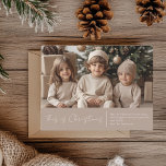 Kerstfotoserie | Briefkaart Rode Joy<br><div class="desc">Vier de sfeer van het seizoen met ons stijlvolle kerst briefkaart in zachte neutrale tinten. Met uw favoriete familiefoto en aanpasbare tekst met de tekst "Dit is Kerstmis", samen met een persoonlijke naam, voegt deze kaart een oprechte touch toe aan uw feestelijke groeten. Dit briefkaart is ideaal voor het delen...</div>