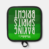 Kerstgeesten opvrolijken met grappige groene feest pannenlap (Voorkant)