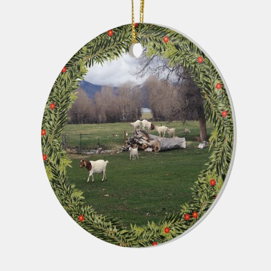 Kerstgeiten op een log keramisch ornament (Links)