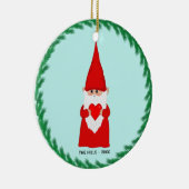 Kerstgenoom houdt een hart op licht blauw keramisch ornament (Rechts)