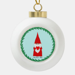 Kerstgenoom houdt een hart op licht blauw keramische bal ornament