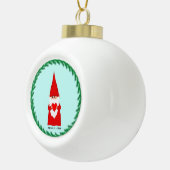 Kerstgenoom houdt een hart op licht blauw keramische bal ornament (Rechts)