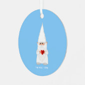 Kerstgenoom houdt een hart op licht blauw metalen ornament (Voorkant links)