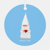 Kerstgenoom houdt een hart op licht blauw metalen ornament (Achterkant)