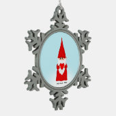 Kerstgenoom houdt een hart op licht blauw tin sneeuwvlok ornament (Links)