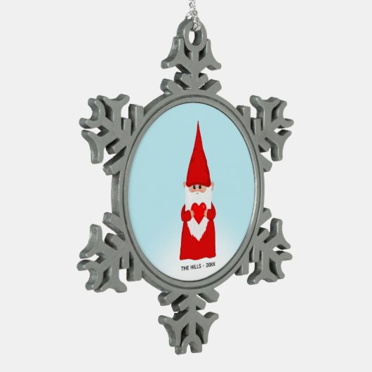 Kerstgenoom houdt een hart op licht blauw tin sneeuwvlok ornament (Links)