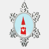 Kerstgenoom houdt een hart op licht blauw tin sneeuwvlok ornament (Rechts)