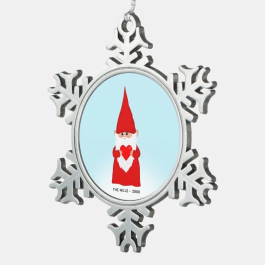 Kerstgenoom houdt een hart op licht blauw tin sneeuwvlok ornament (Rechts)