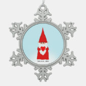 Kerstgenoom houdt een hart op licht blauw tin sneeuwvlok ornament (Voorkant)