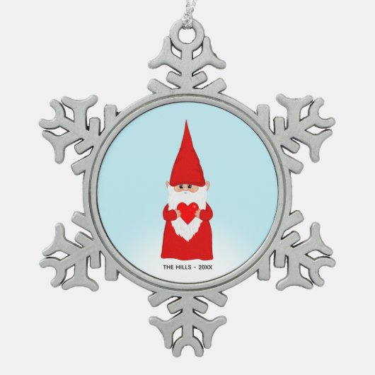 Kerstgenoom houdt een hart op licht blauw tin sneeuwvlok ornament (Voorkant)