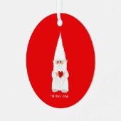 Kerstgenoom houdt een hart op rood metalen ornament (Voorkant links)