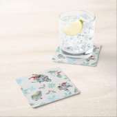 Kerstgnomen bij het spelen kartonnen onderzetters (Insitu)