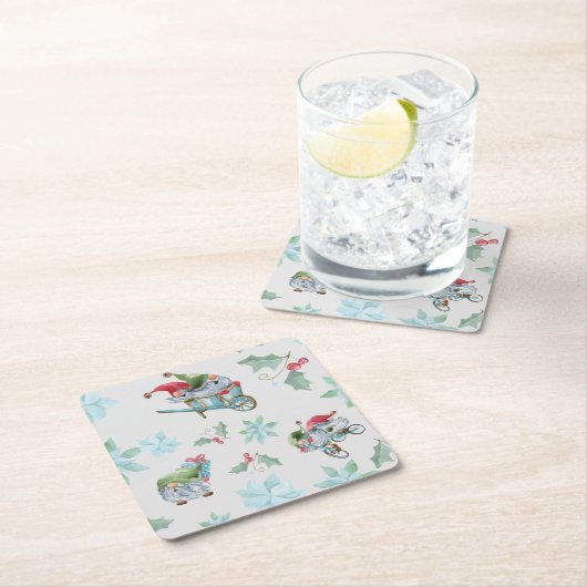 Kerstgnomen bij het spelen kartonnen onderzetters (Insitu)