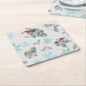 Kerstgnomen bij het spelen kartonnen onderzetters (Schuin)