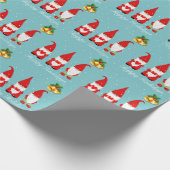Kerstgnomen en cellen op lichtblauw cadeaupapier (Hoek)