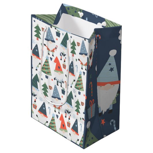 Kerstgnomen Trees Blue Green Red Medium Cadeauzakje (Voorkant Gekanteld)