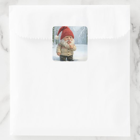 Kerstgnoom in sneeuwvlokken met snoepriet vierkante sticker (Tas)