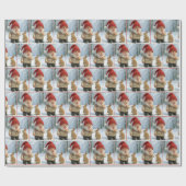 Kerstgnoom met een snoepriet in het besneeuwde bos cadeaupapier (Vlak)