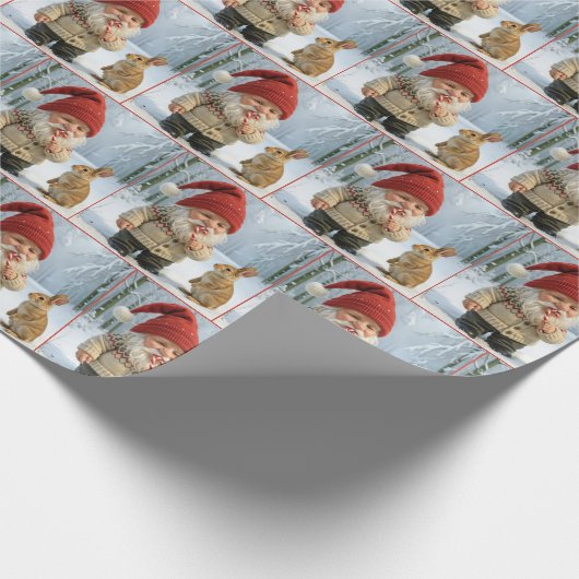 Kerstgnoom met een snoepriet in het besneeuwde bos cadeaupapier (Hoek)