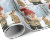 Kerstgnoom met een snoepriet in het besneeuwde bos cadeaupapier (Rol Hoek)