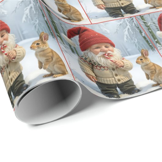 Kerstgnoom met een snoepriet in het besneeuwde bos cadeaupapier (Rol Hoek)