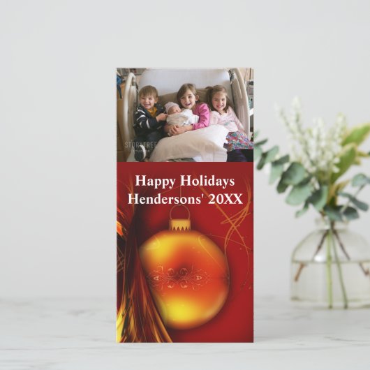 KerstGold Bauble Red Background-fotokaart Feestdagenkaart (Staand voorkant)