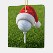 Kerstgolfbal met kerstmuts op tee op gras keramisch ornament (Links)