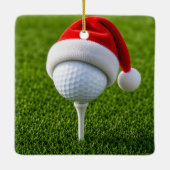 Kerstgolfbal met kerstmuts op tee op gras keramisch ornament (Achterkant)