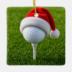 Kerstgolfbal met kerstmuts op tee op gras keramisch ornament