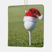 Kerstgolfbal met kerstmuts op tee op gras keramisch ornament (Links)