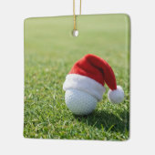 Kerstgolfbal met kerstmuts op tee op gras keramisch ornament (Links)