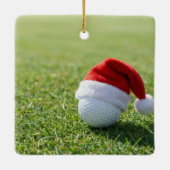 Kerstgolfbal met kerstmuts op tee op gras keramisch ornament (Achterkant)