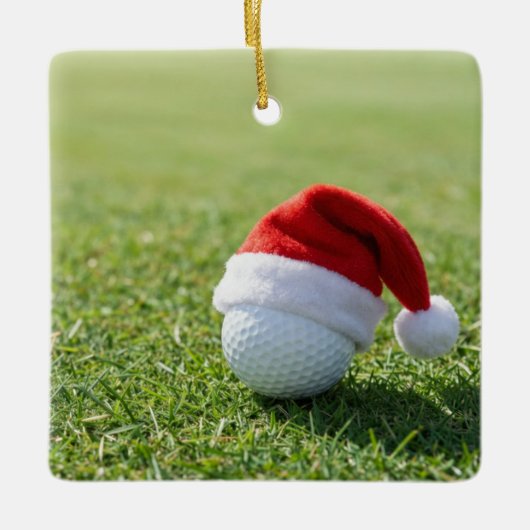 Kerstgolfbal met kerstmuts op tee op gras keramisch ornament (Voorkant)