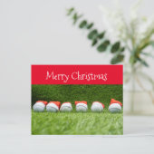 Kerstgolfvakantie met kerstmuts op het gras feestdagenkaart (Staand voorkant)