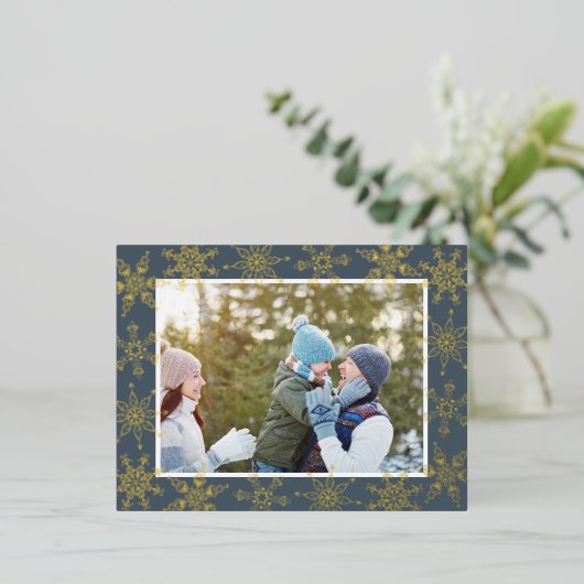 Kerstgoud Snowflakes Elegant Winter Gray Folie Feestdagen Briefkaart (Staand Voorkant)
