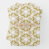 Kerstgoud Snowflakes Luxury Pattern Yellow Inpakpapier Vel (In situ)