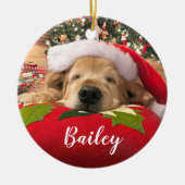 Kerstgouden koortsnaveldog onder de boom keramisch ornament (Voorkant)