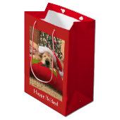 Kerstgouden koortsnaveldog onder de boom medium cadeauzakje (Voorkant Gekanteld)