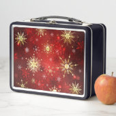 Kerstgouden sneeuwvlokken op rode achtergrond (In situ)