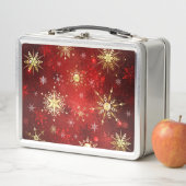 Kerstgouden sneeuwvlokken op rode achtergrond (In situ)