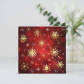 Kerstgouden sneeuwvlokken op rode achtergrond advieskaart (Staand voorkant)