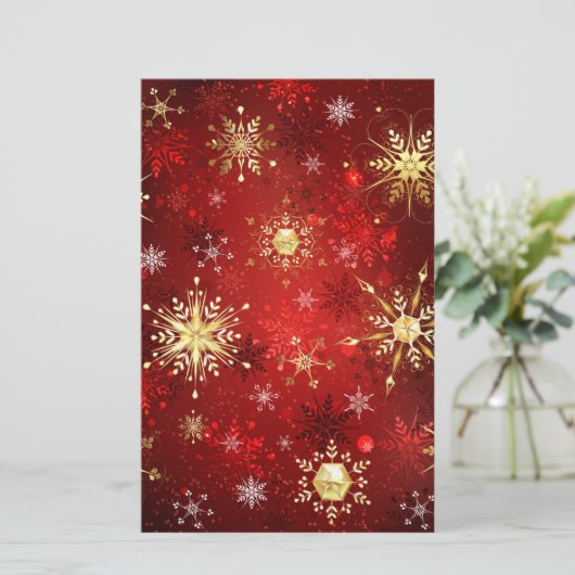 Kerstgouden sneeuwvlokken op rode achtergrond briefpapier (Staand voorkant)