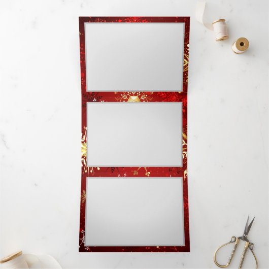 Kerstgouden sneeuwvlokken op rode achtergrond drieluik kaart (Binnen)