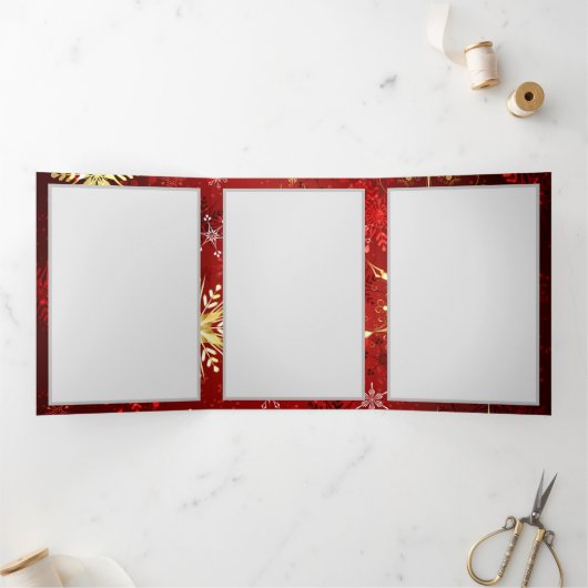 Kerstgouden sneeuwvlokken op rode achtergrond drieluik programma (Binnen)