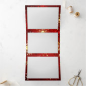 Kerstgouden sneeuwvlokken op rode achtergrond drieluik uitnodiging (Binnen)